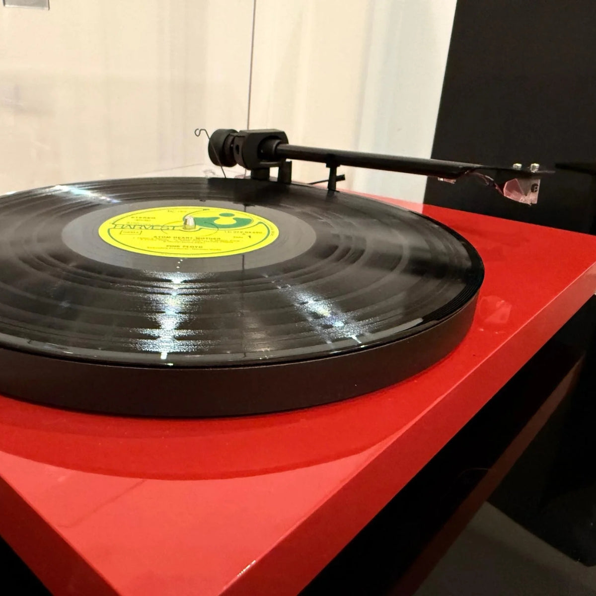Pro-Ject Debut Evo 2 Turntable #colour_high gloss red