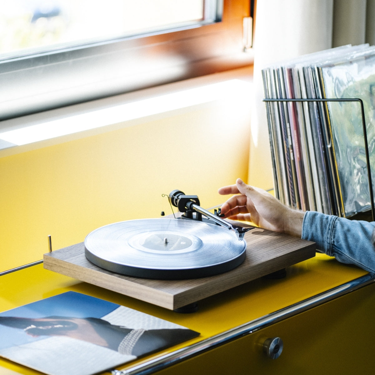 Pro-Ject Debut Evo 2 Turntable #colour_walnut