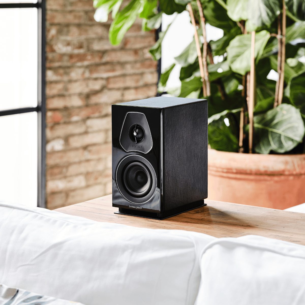 Sonus Faber Lumina 1 Bookshelf Speakers #colour_piano black