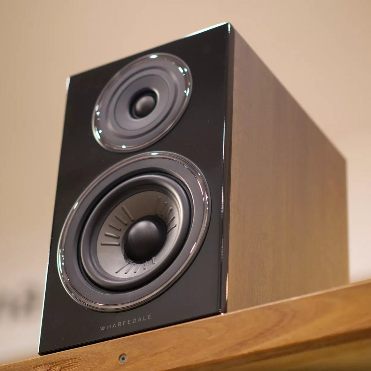 Wharfedale DIAMOND 12.2 bookshelf speaker on table #colour_dark walnut