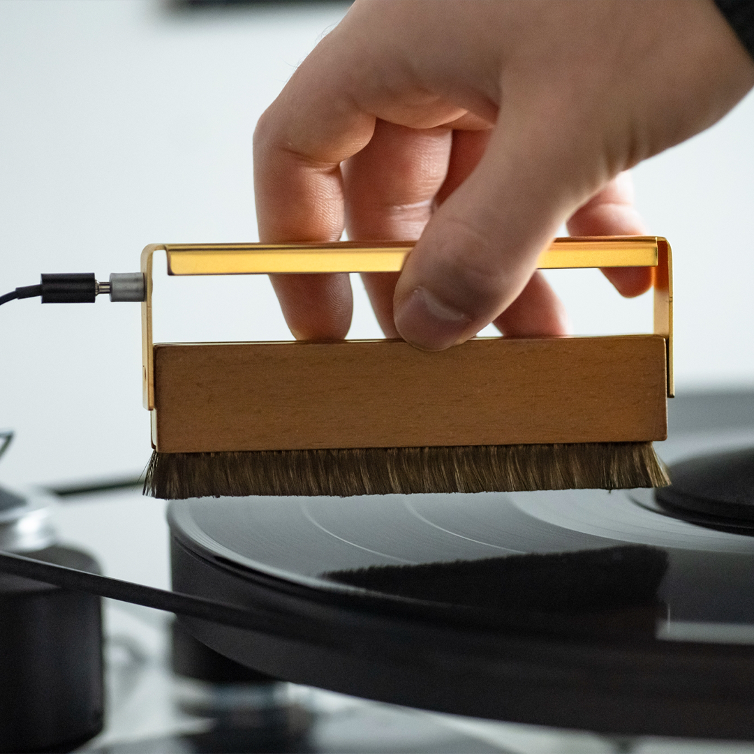 Pro-Ject Brush It Premium Anti-Static Carbon Fibre Record Brush with Ground Wire