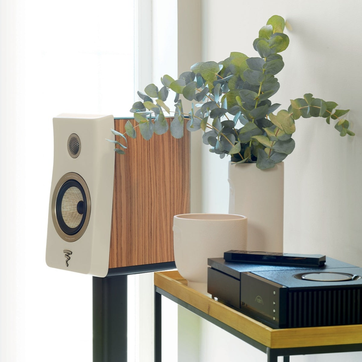 Focal Kanta N°1 2-way Bookshelf Speakers Walnut Hg Ivory Mat #colour_Ivory_Walnut
#stands_Kanta_N1_Stands