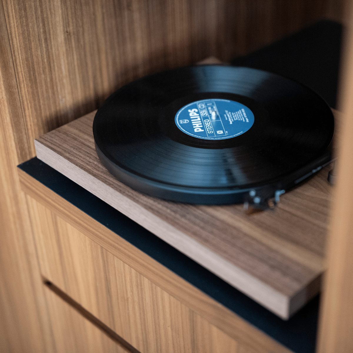 Pro-Ject Debut Carbon EVO Turntable #colour_walnut