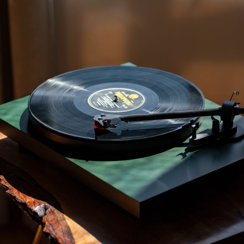 Pro-Ject Debut Carbon EVO Turntable #colour_satin fir green